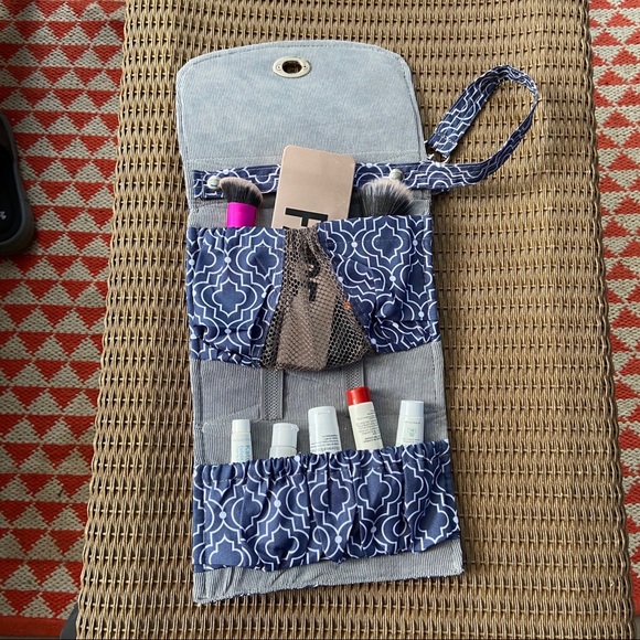 NWOT Lilly Bit pattern cosmetic multipocket bag - Picture 3 of 7